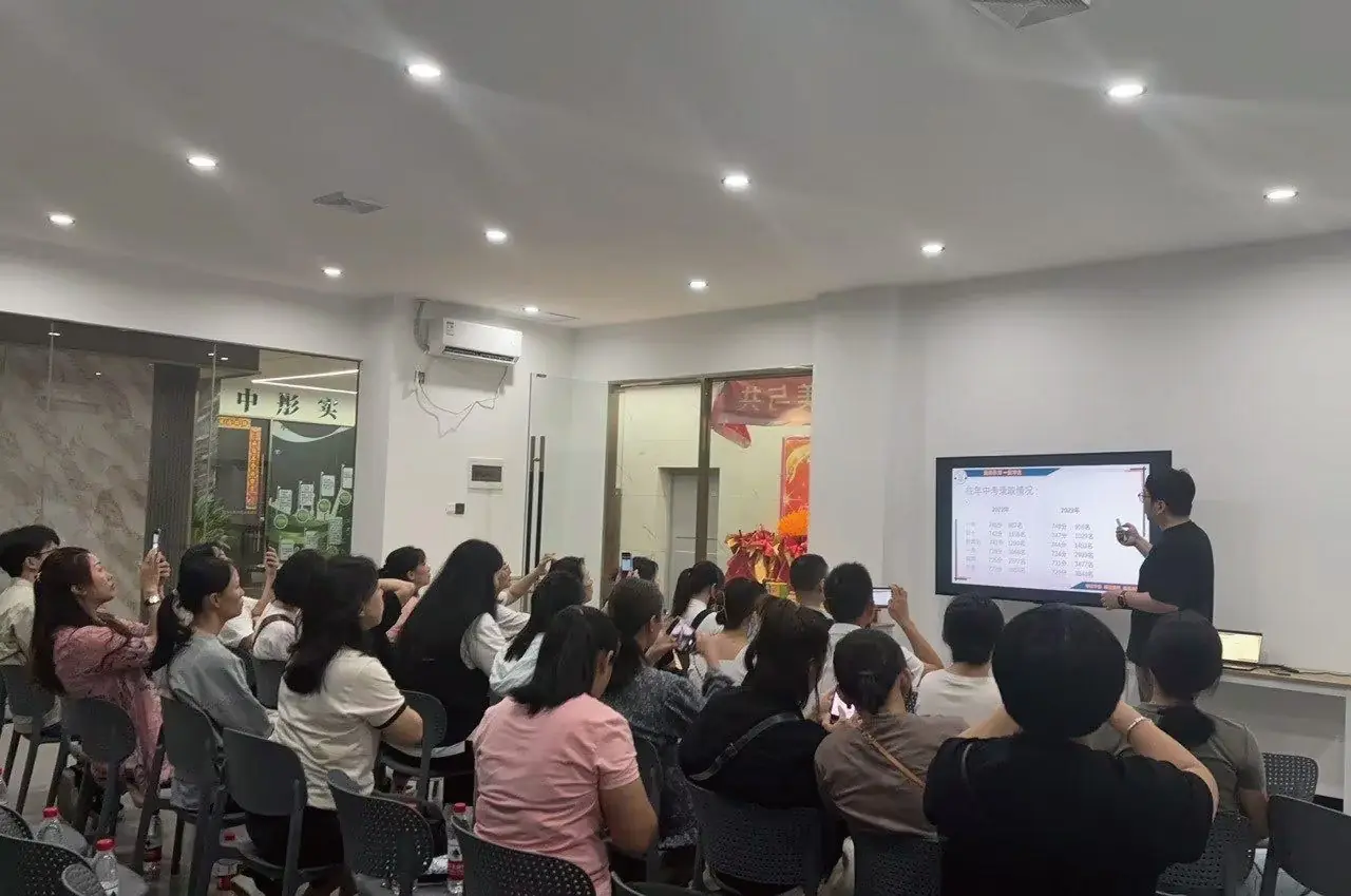 家长会现场：老师与家长面对面沟通孩子的学习安排